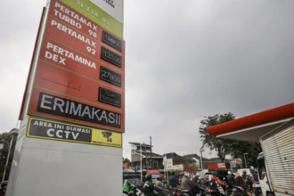 Pengendara motor antre mengisi BBM di salah satu SPBU kawasan Duren Sawit, Jakarta. (Sumber: Antara Foto/Dhemas Reviyanto/bar)