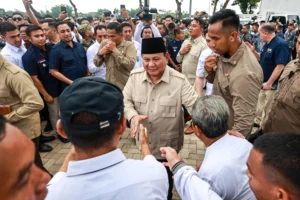 Presiden Prabowo Subianto menyapa warga saat peresmian Koperasi Desa/Kelurahan Merah Putih (KDMP/KKMP) di Nglawak, Nganjuk, Jawa Timur, Sabtu (16/5/2026). Presiden Prabowo Subianto meresmikan sedikitnya 1.061 Koperasi Desa/Kelurahan Merah Putih (KDMP/KKMP) yang siap beroperasi di Jawa Timur dan Jawa Tengah dengan tujuan sebagai penggerak ekonomi desa dan memperluas akses masyarakat terhadap sembako murah.