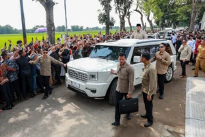Presiden Prabowo Subianto menyapa warga dari mobil kepresidenan saat peresmian Koperasi Desa/Kelurahan Merah Putih (KDMP/KKMP) di Nglawak, Nganjuk, Jawa Timur, Sabtu (16/5/2026). Presiden Prabowo Subianto meresmikan sedikitnya 1.061 Koperasi Desa/Kelurahan Merah Putih (KDMP/KKMP) yang siap beroperasi di Jawa Timur dan Jawa Tengah dengan tujuan sebagai penggerak ekonomi desa dan memperluas akses masyarakat terhadap sembako murah.