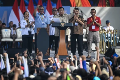 Presiden Prabowo Subianto (ketiga kanan) didampingi Presiden KSBSI Elly Rosita Silaban (kiri), Ketua Umum KSPSI sekaligus Menteri Lingkungan Hidup Mohammad Jumhur Hidayat (kedua kiri), Presiden KSPSI AGN Andi Gani Nena Wea (ketiga kiri), Presiden KSPI Said Iqbal (kedua kanan) dan Ketua Umum KPBI Ilhamsyah (kanan) memberikan sambutan dalam peringatan Hari Buruh Internasional atau May Day 2026 di kawasan Monumen Nasional (Monas), Jakarta, Jumat (1/5/2026). Dalam May Day 2026 para buruh menuntut adanya pengesahan RUU Ketenagakerjaan, penghapusan outsourcing dan penolakan upah murah, hingga kekhawatiran terhadap dampak konflik global yang berpotensi memicu gelombang pemutusan hubungan kerja (PHK).