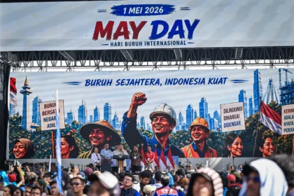 Presiden Prabowo Subianto (ketiga kanan) didampingi Presiden KSBSI Elly Rosita Silaban (kiri), Ketua Umum KSPSI sekaligus Menteri Lingkungan Hidup Mohammad Jumhur Hidayat (kedua kiri), Presiden KSPSI AGN Andi Gani Nena Wea (ketiga kiri), Presiden KSPI Said Iqbal (kedua kanan) dan Ketua Umum KPBI Ilhamsyah (kanan) memberikan sambutan dalam peringatan Hari Buruh Internasional atau May Day 2026 di kawasan Monumen Nasional (Monas), Jakarta. (Sumber: Antara Foto/Bayu Pratama S/nz)