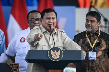 Presiden Prabowo Subianto (tengah) didampingi Presiden KSPSI AGN Andi Gani Nena Wea (kiri), dan Presiden KSPI Said Iqbal (kanan) memberikan sambutan dalam peringatan Hari Buruh Internasional atau May Day 2026 di kawasan Monumen Nasional (Monas), Jakarta, Jumat (1/5/2026). Dalam May Day 2026 para buruh menuntut adanya pengesahan RUU Ketenagakerjaan, penghapusan outsourcing dan penolakan upah murah, hingga kekhawatiran terhadap dampak konflik global yang berpotensi memicu gelombang pemutusan hubungan kerja (PHK).