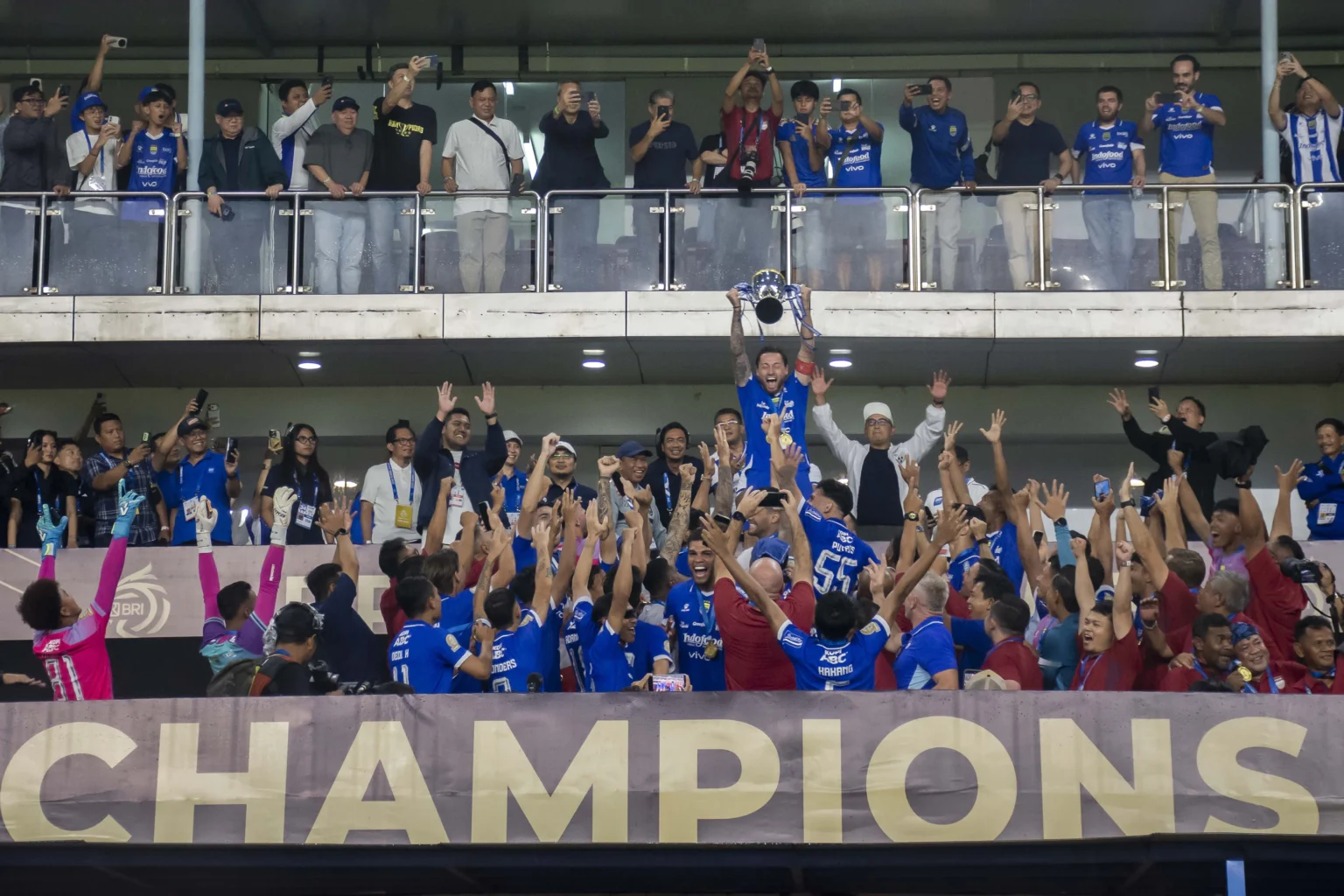 Tim dan ofisial Persib Bandung mengangkat piala usai menjuarai BRI Super League 2025/2026 di Stadion Gelora Bandung Lautan Api (GBLA), Bandung, Jawa Barat, Sabtu (23/5/2026). Persib Bandung menjadi juara BRI Super League 2025/2026 dengan raihan 79 poin dan menjadi juara tiga kali berturut-turut sejak musim kompetisi 2023-2024.