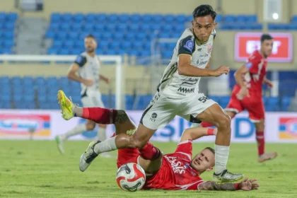 Pesepak bola Persija Jakarta Muhammad Rayhan Hanan (atas) melewati adangan pesepak bola Persijap Jepara Alexis Nahuel Gomez (bawah) saat pertandingan BRI Super League di Stadion Gelora Bumi Kartini (GBK), Jepara, Jawa Tengah