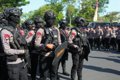 Sejumlah personel Brimob membawa senjata dan tameng saat apel pasukan pengamanan. (Sumber: Antara Foto/Didik Suhartono/nz)