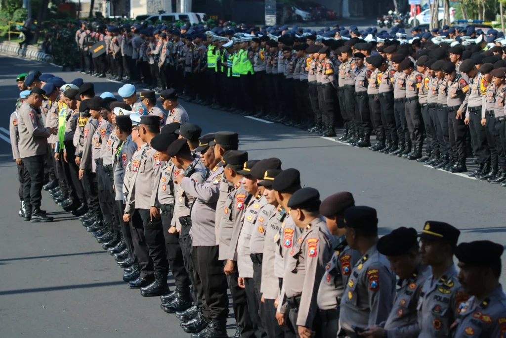 Sejumlah petugas gabungan mengikuti apel pasukan pengamanan Hari Buruh di Jalan Pahlawan, Surabaya, Jawa Timur, Jumat (1/5/2026). Polrestabes Surabaya mengerahkan 3.670 petugas gabungan dari unsur Polri, TNI, dan jajaran pemerintah setempat guna mengamankan jalannya peringatan Hari Buruh 2026.