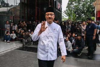 Menteri Sosial Saifullah Yusuf (tengah) berjalan menuju kendaraan usai melakukan pertemuan dengan pimpinan KPK di Gedung Merah Putih KPK, Jakarta, Jumat (8/5/2026). Pertemuan tersebut membahas pengadaan barang dan jasa di Kementerian Sosial.