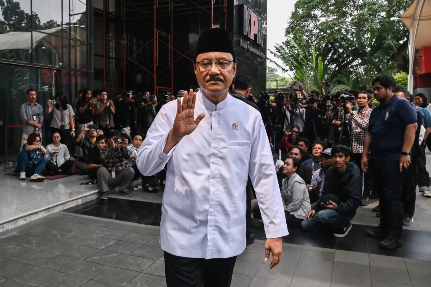 Menteri Sosial Saifullah Yusuf (tengah) berjalan menuju kendaraan usai melakukan pertemuan dengan pimpinan KPK di Gedung Merah Putih KPK, Jakarta, Jumat (8/5/2026). Pertemuan tersebut membahas pengadaan barang dan jasa di Kementerian Sosial.