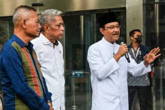 Menteri Sosial Saifullah Yusuf (kedua kanan) didampingi Wamensos Agus Jabo Priyono (tengah) dan Wakil Ketua KPK Ibnu Basuki Widodo (kiri) menyampaikan keterangan kepada wartawan usai pertemuan di Gedung Merah Putih KPK, Jakarta, Jumat (8/5/2026). Pertemuan tersebut membahas pengadaan barang dan jasa di Kementerian Sosial.