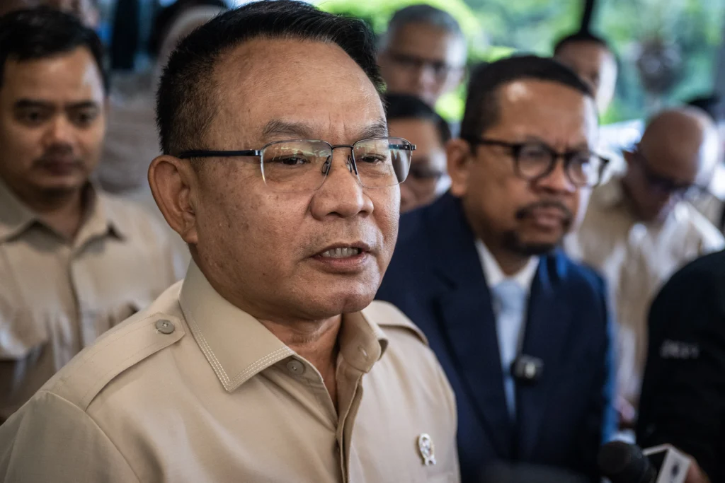 Pejabat baru Kepala Kantor Staf Kepresidenan (KSP) Jenderal TNI (Purn) Dudung Abdurachman (kiri) bersama pejabat lama Kepala KSP periode 2025-2026 Muhammad Qodari (kanan) menjawab pertanyaan wartawan usai serah terima jabatan dan pisah sambut di Gedung Bina Graha, Kompleks Istana Kepresidenan, Jakarta