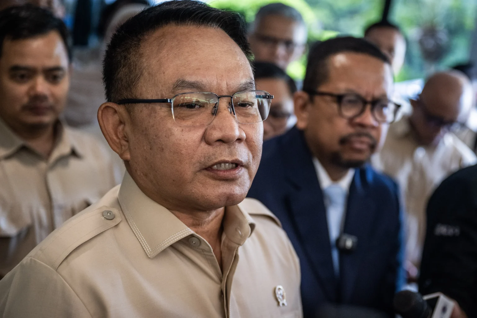 Pejabat baru Kepala Kantor Staf Kepresidenan (KSP) Jenderal TNI (Purn) Dudung Abdurachman (kiri) bersama pejabat lama Kepala KSP periode 2025-2026 Muhammad Qodari (kanan) menjawab pertanyaan wartawan usai serah terima jabatan dan pisah sambut di Gedung Bina Graha, Kompleks Istana Kepresidenan, Jakarta