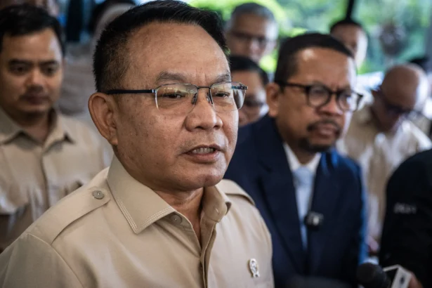 Pejabat baru Kepala Kantor Staf Kepresidenan (KSP) Jenderal TNI (Purn) Dudung Abdurachman (kiri) bersama pejabat lama Kepala KSP periode 2025-2026 Muhammad Qodari (kanan) menjawab pertanyaan wartawan usai serah terima jabatan dan pisah sambut di Gedung Bina Graha, Kompleks Istana Kepresidenan, Jakarta