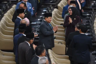 Presiden Prabowo Subianto (tengah) bersama Wakil Presiden Gibran Rakabuming Raka (kiri) tiba di lokasi Rapat Paripurna ke-19 DPR RI Masa Persidangan V Tahun Sidang 2025-2026 di kompleks Parlemen, Jakarta, Rabu (20/5/2026). DPR menggelar rapat paripurna dengan agenda antara lain penyampaian Kerangka Ekonomi Makro dan Pokok-Pokok Kebijakan Fiskal oleh Presiden Prabowo.