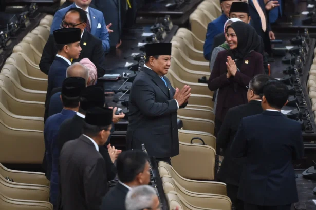 Presiden Prabowo Subianto (tengah) bersama Wakil Presiden Gibran Rakabuming Raka (kiri) tiba di lokasi Rapat Paripurna ke-19 DPR RI Masa Persidangan V Tahun Sidang 2025-2026 di kompleks Parlemen, Jakarta, Rabu (20/5/2026). DPR menggelar rapat paripurna dengan agenda antara lain penyampaian Kerangka Ekonomi Makro dan Pokok-Pokok Kebijakan Fiskal oleh Presiden Prabowo.