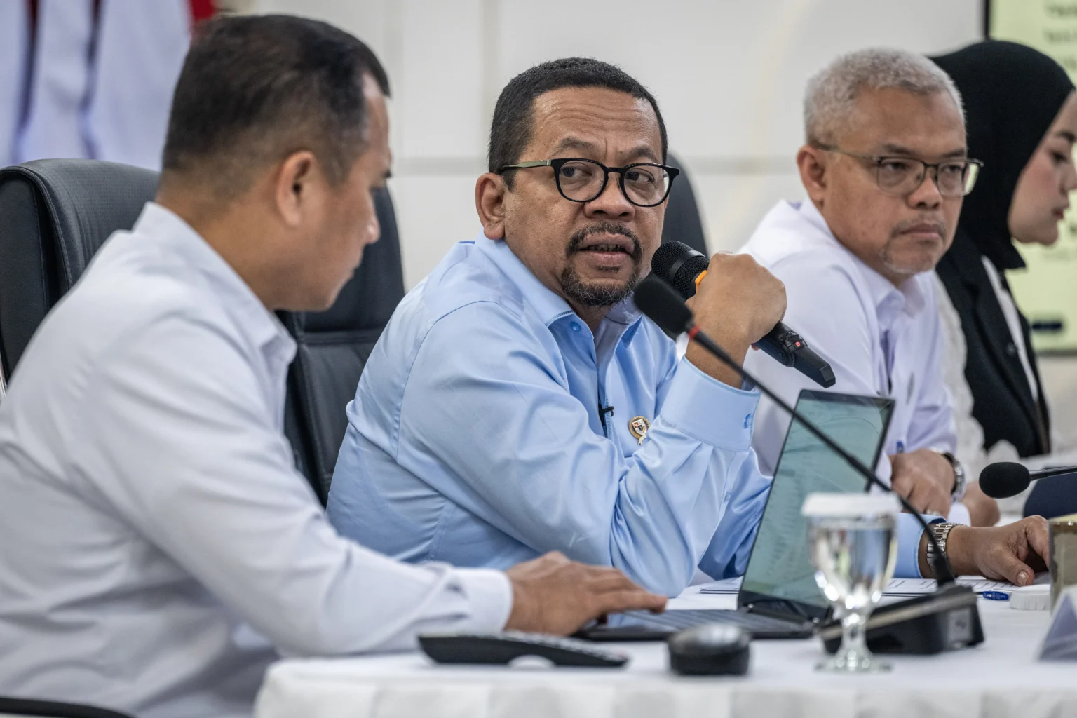Kepala Badan Komunikasi Pemerintah (Bakom) RI Muhammad Qodari (kedua kiri) bersama Sekretaris Jenderal Kementerian Ketenagakerjaan Cris Kuntadi (kedua kanan) dan Direktur Jenderal Peraturan Perundang-undangan Kementerian Hukum Dhahana Putra (kiri) memberikan keterengan pers Update PHTC peningkatan kualitas RSUD serta penguatan perlindungan pekerja dan kepastian hukum ketenagakerjaan di Auditorium Kantor Bakom RI, Jakarta, Rabu (29/4/2026). Muhammad Qodari menyatakan Presiden Prabowo dijadwalkan menghadiri puncak peringatan Hari Buruh di Monas, Jakarta, pada Jumat (1/5) sebagai komitmen pemerintah untuk menjawab aspirasi pekerja melalui kebijakan nyata. (ANTARA FOTO/Bayu Pratama S)