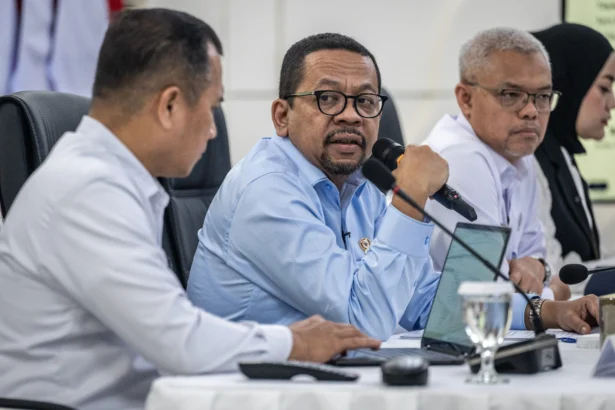 Kepala Badan Komunikasi Pemerintah (Bakom) RI Muhammad Qodari (kedua kiri) bersama Sekretaris Jenderal Kementerian Ketenagakerjaan Cris Kuntadi (kedua kanan) dan Direktur Jenderal Peraturan Perundang-undangan Kementerian Hukum Dhahana Putra (kiri) memberikan keterengan pers Update PHTC peningkatan kualitas RSUD serta penguatan perlindungan pekerja dan kepastian hukum ketenagakerjaan di Auditorium Kantor Bakom RI, Jakarta, Rabu (29/4/2026). Muhammad Qodari menyatakan Presiden Prabowo dijadwalkan menghadiri puncak peringatan Hari Buruh di Monas, Jakarta, pada Jumat (1/5) sebagai komitmen pemerintah untuk menjawab aspirasi pekerja melalui kebijakan nyata. (ANTARA FOTO/Bayu Pratama S)