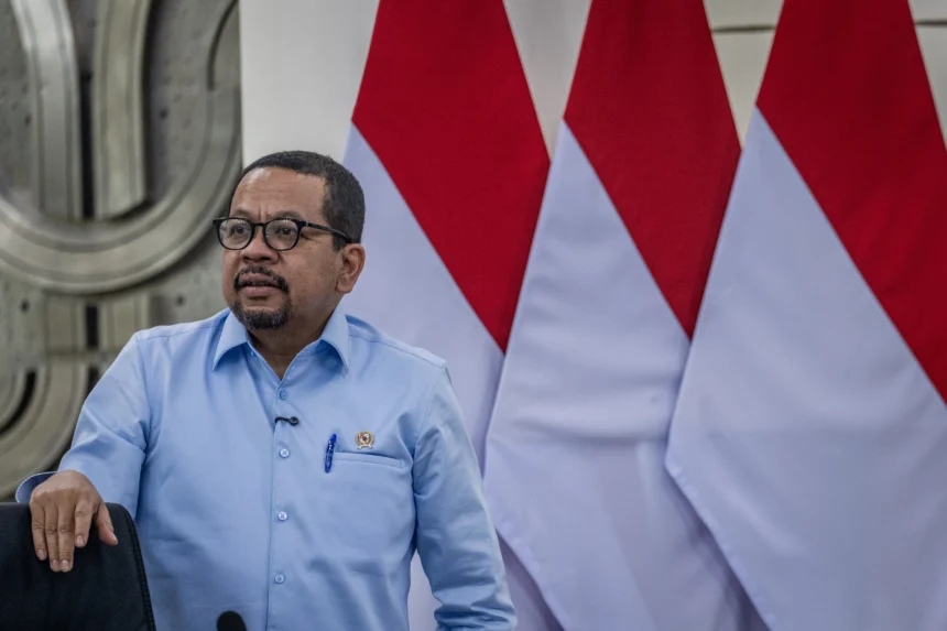 Kepala Badan Komunikasi Pemerintah (Bakom) RI Muhammad Qodari bersiap memberikan keterangan pers terkait pembaruan PHTC, peningkatan kualitas RSUD, serta penguatan perlindungan pekerja dan kepastian hukum ketenagakerjaan di Auditorium Kantor Bakom RI, Jakarta, Rabu (29/4/2026). Muhammad Qodari menyatakan Presiden Prabowo dijadwalkan menghadiri puncak peringatan Hari Buruh di Monas, Jakarta, pada Jumat (1/5) sebagai komitmen pemerintah untuk menjawab aspirasi pekerja melalui kebijakan nyata.