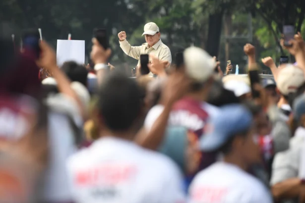 Presiden Prabowo Subianto menyapa massa buruh dari mobil kepresidenan saat menuju lokasi peringatan Hari Buruh Internasional atau May Day 2026 di kawasan Monumen Nasional (Monas), Jakarta, Jumat (1/5/2026). Kehadiran Presiden Prabowo dalam peringatan May Day tersebut merupakan kedua kalinya sepanjang dua tahun pemerintahannya.