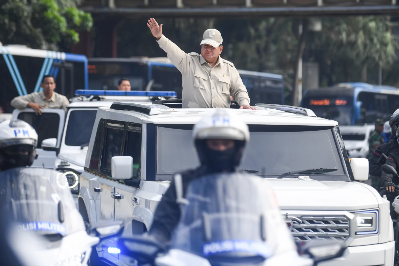 Presiden Prabowo Subianto menyapa massa buruh dari mobil kepresidenan saat menuju lokasi peringatan Hari Buruh Internasional atau May Day 2026 di kawasan Monumen Nasional (Monas), Jakarta