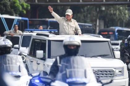 Presiden Prabowo Subianto menyapa massa buruh dari mobil kepresidenan saat menuju lokasi peringatan Hari Buruh Internasional atau May Day 2026 di kawasan Monumen Nasional (Monas), Jakarta