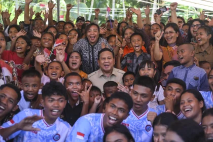Presiden Prabowo Subianto berfoto bersama warga saat berkunjung ke Pulau Miangas, Kabupaten Kepulauan Talaud, Sulawesi Utara, Sabtu (9/6/2026). Dalam kunjungannya ke pulau terluar di wilayah utara Indonesia itu Presiden Prabowo mengatakan akan membangun kampung nelayan dan memperbaiki fasilitas kesehatan di Pulau Miangas untuk menyejahterahkan warga.