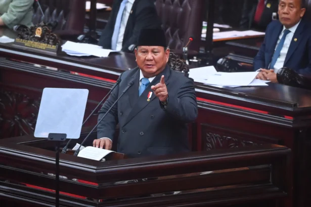 Presiden Prabowo Subianto menyampaikan pidato dalam Rapat Paripurna ke-19 DPR RI Masa Persidangan V Tahun Sidang 2025-2026 di kompleks Parlemen, Jakarta, Rabu (20/5/2026). DPR menggelar rapat paripurna dengan agenda antara lain penyampaian Kerangka Ekonomi Makro dan Pokok-Pokok Kebijakan Fiskal oleh Presiden Prabowo.