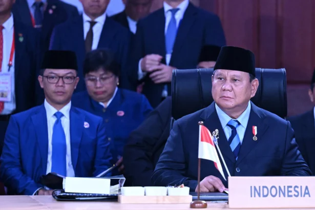 Presiden Prabowo Subianto (kanan) didampingi Menteri Luar Negeri Sugiono (kiri) mengikuti sesi pleno Konferensi Tingkat Tinggi (KTT) ke-48 ASEAN di Mactan Expo, Cebu, Filipina, Jumat (8/5/2026). Presiden Prabowo menegaskan bahwa ASEAN harus tetap menjadi jangkar stabilitas kawasan di tengah meningkatnya dinamika geopolitik global melalui penguatan solidaritas dan kerja sama antarnegara.
