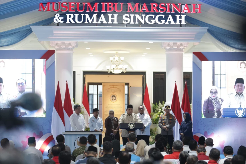 Presiden Prabowo Subianto (tengah) menyampaikan sambutan didampingi Menteri Ketenagakerjaan Yassierli (kiri) Kapolri Jenderal Polisi Listyo Sigit Prabowo (kedua kanan), Presiden Konfederasi Serikat Pekerja Seluruh Indonesia (KSPSI) Andi Gani Nena Wea (ketiga kanan), Ketua Dewan Pimpinan Daerah KSPSI Jawa Timur Ahmad Fauzi (kedua kiri), dan kakak Marsinah Marsini (ketiga kiri) saat meresmikan Museum Ibu Marsinah dan Rumah Singgah di Desa Nglundo, Kabupaten Nganjuk, Jawa Timur, Sabtu (16/5/2026). Presiden meresmikan museum dan rumah singgah pahlawan nasional tersebut sebagai simbol perjuangan buruh di Indonesia.
