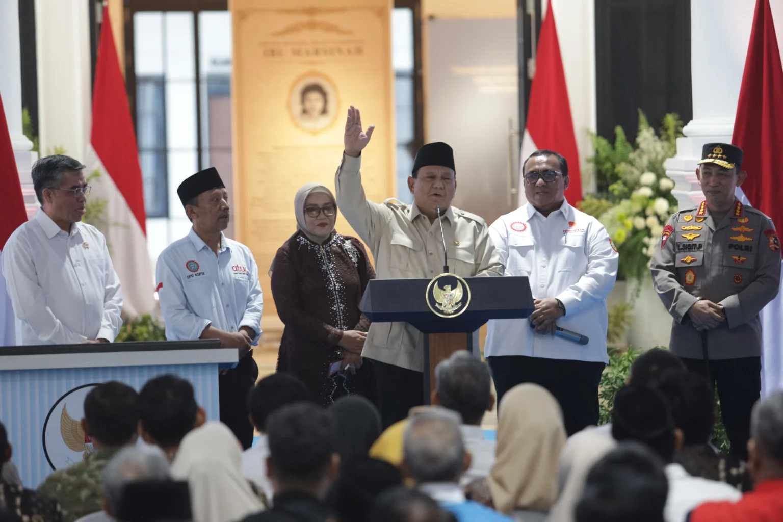 Presiden Prabowo Subianto (ketiga kanan) menyampaikan sambutan didampingi Menteri Ketenagakerjaan Yassierli (kiri) Kapolri Jenderal Polisi Listyo Sigit Prabowo (kanan), Presiden Konfederasi Serikat Pekerja Seluruh Indonesia (KSPSI) Andi Gani Nena Wea (kedua kanan), Ketua Dewan Pimpinan Daerah KSPSI Jawa Timur Ahmad Fauzi (kedua kiri), dan kakak Marsinah Marsini (ketiga kiri) saat meresmikan Museum Ibu Marsinah dan Rumah Singgah di Desa Nglundo, Kabupaten Nganjuk, Jawa Timur, Sabtu (16/5/2026). Presiden meresmikan museum dan rumah singgah pahlawan nasional tersebut sebagai simbol perjuangan buruh di Indonesia.
