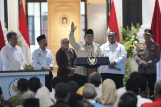 Presiden Prabowo Subianto (ketiga kanan) menyampaikan sambutan didampingi Menteri Ketenagakerjaan Yassierli (kiri) Kapolri Jenderal Polisi Listyo Sigit Prabowo (kanan), Presiden Konfederasi Serikat Pekerja Seluruh Indonesia (KSPSI) Andi Gani Nena Wea (kedua kanan), Ketua Dewan Pimpinan Daerah KSPSI Jawa Timur Ahmad Fauzi (kedua kiri), dan kakak Marsinah Marsini (ketiga kiri) saat meresmikan Museum Ibu Marsinah dan Rumah Singgah di Desa Nglundo, Kabupaten Nganjuk, Jawa Timur, Sabtu (16/5/2026). Presiden meresmikan museum dan rumah singgah pahlawan nasional tersebut sebagai simbol perjuangan buruh di Indonesia.