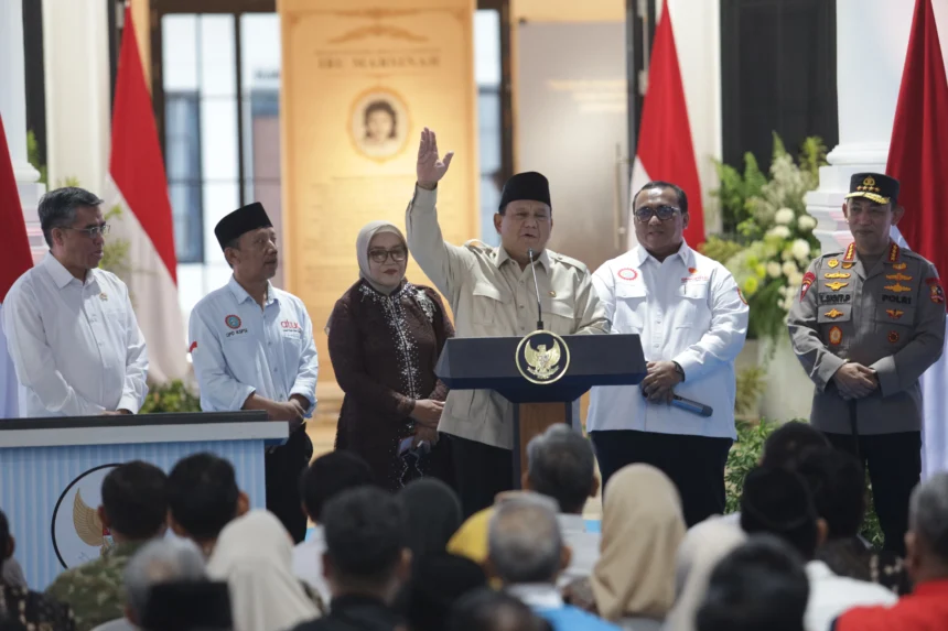 Presiden Prabowo Subianto (ketiga kanan) menyampaikan sambutan didampingi Menteri Ketenagakerjaan Yassierli (kiri) Kapolri Jenderal Polisi Listyo Sigit Prabowo (kanan), Presiden Konfederasi Serikat Pekerja Seluruh Indonesia (KSPSI) Andi Gani Nena Wea (kedua kanan), Ketua Dewan Pimpinan Daerah KSPSI Jawa Timur Ahmad Fauzi (kedua kiri), dan kakak Marsinah Marsini (ketiga kiri) saat meresmikan Museum Ibu Marsinah dan Rumah Singgah di Desa Nglundo, Kabupaten Nganjuk, Jawa Timur, Sabtu (16/5/2026). Presiden meresmikan museum dan rumah singgah pahlawan nasional tersebut sebagai simbol perjuangan buruh di Indonesia.