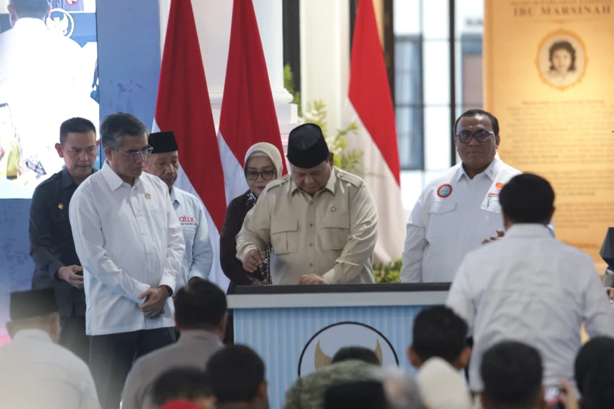 Presiden Prabowo Subianto (kedua kanan) menandatangani plakat prasasti didampingi Menteri Ketenagakerjaan Yassierli (kedua kiri), Presiden Konfederasi Serikat Pekerja Seluruh Indonesia (KSPSI) Andi Gani Nena Wea (kanan), Ketua Dewan Pimpinan Daerah KSPSI Jawa Timur Ahmad Fauzi (ketiga kiri), dan kakak Marsinah Marsini (keempat kiri) saat meresmikan Museum Ibu Marsinah dan Rumah Singgah di Desa Nglundo, Kabupaten Nganjuk, Jawa Timur, Sabtu (16/5/2026). Presiden meresmikan museum dan rumah singgah pahlawan nasional tersebut sebagai simbol perjuangan buruh di Indonesia.