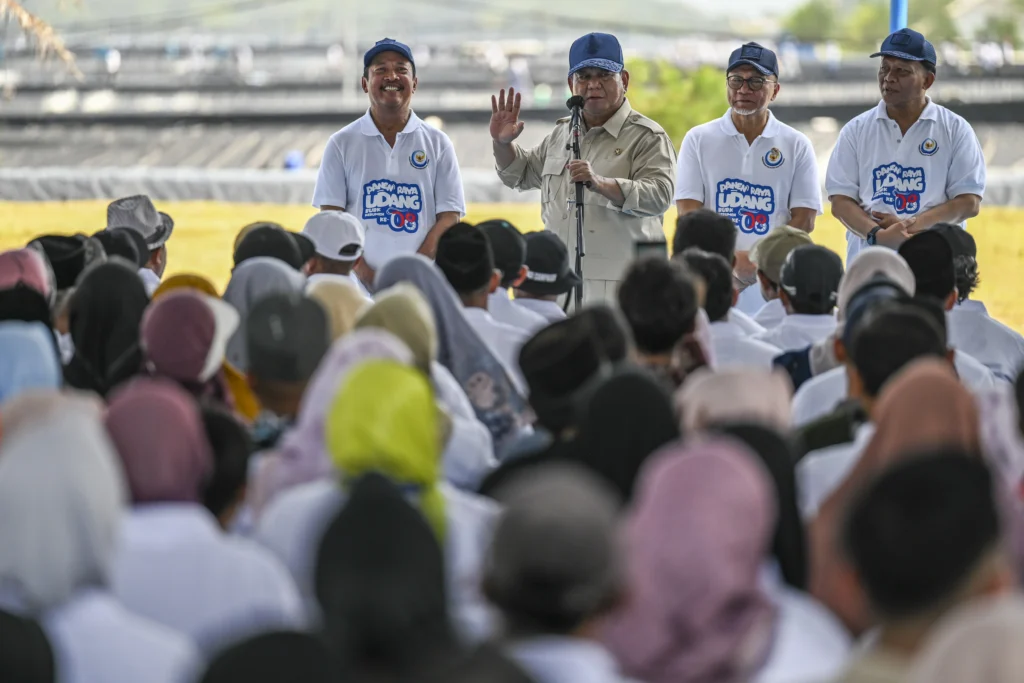 Presiden Prabowo Subianto (kedua kiri) didampingi Menteri Koordinator Bidang Pangan (Menko Pangan) Zulkifli Hasan (kedua kanan), Menteri Kelautan dan Perikanan Sakti Wahyu Trenggono (kiri), Wamen KKP Didit Herdiawan (kanan) saat meninjau panen raya udang di lokasi Tambak Budidaya Udang Berbasis Kawasan (BUBK) Kebumen, Jawa Tengah, Sabtu (23/5/2026). (Sumber: Antara Foto/Galih Pradipta/foc)