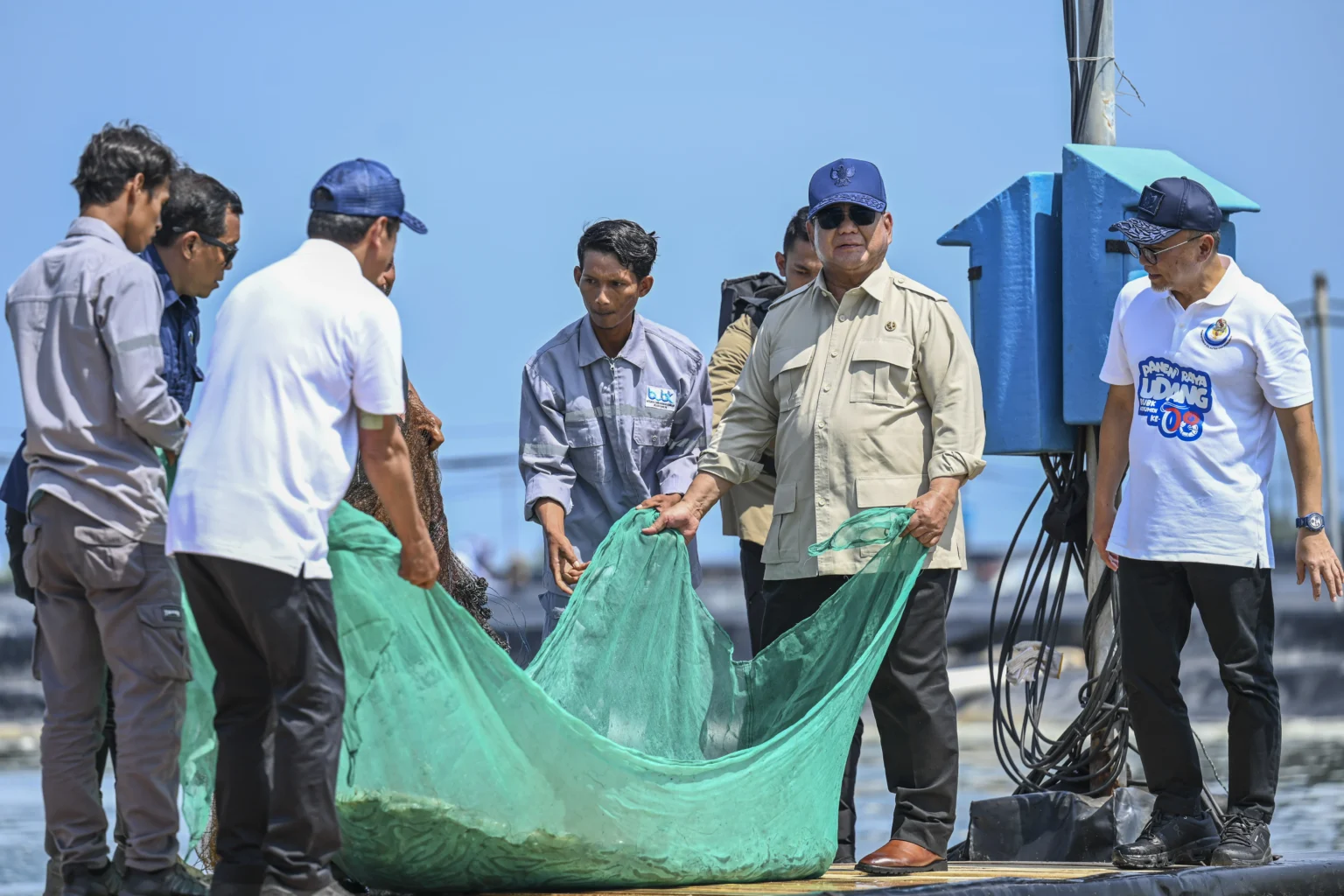 Presiden Prabowo Subianto (kedua kanan) didampingi Menteri Koordinator Bidang Pangan (Menko Pangan) Zulkifli Hasan (kanan) menjaring udang saat panen raya udang di lokasi Tambak Budidaya Udang Berbasis Kawasan (BUBK) Kebumen, Jawa Tengah, Sabtu (23/5/2026). (Sumber: Antara Foto/Galih Pradipta/foc)