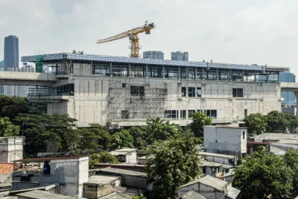 Suasana proyek pembangunan Light Rail Transit (LRT) Jakarta Fase 1B di kawasan Manggarai, Jakarta, Rabu (29/4/2026). PT Waskita Karya (Persero) Tbk mencatat progres pembangunan LRT Jakarta Fase 1B Velodrome-Manggarai hingga April 2026 telah mencapai 91,82 persen.