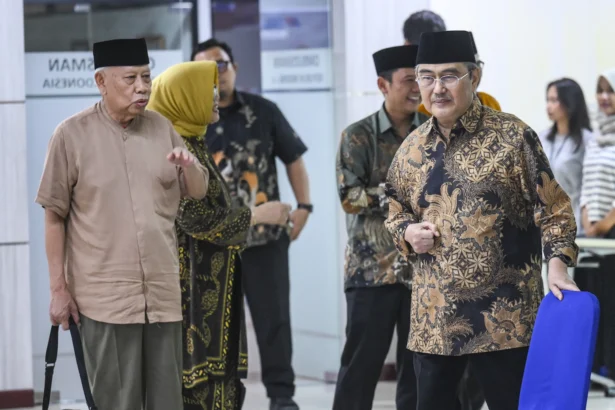 Ketua Majelis Etik Ombudsman RI Jimly Asshiddiqie (kanan) bersama anggota majelis etik Bagir Manan (kiri), Siti Zuhro (kedua kanan), Maneger Nasution (kanan), dan Partono (kiri) bersiap memberikan keterangan pers di Jakarta, Jumat (29/5/2026).