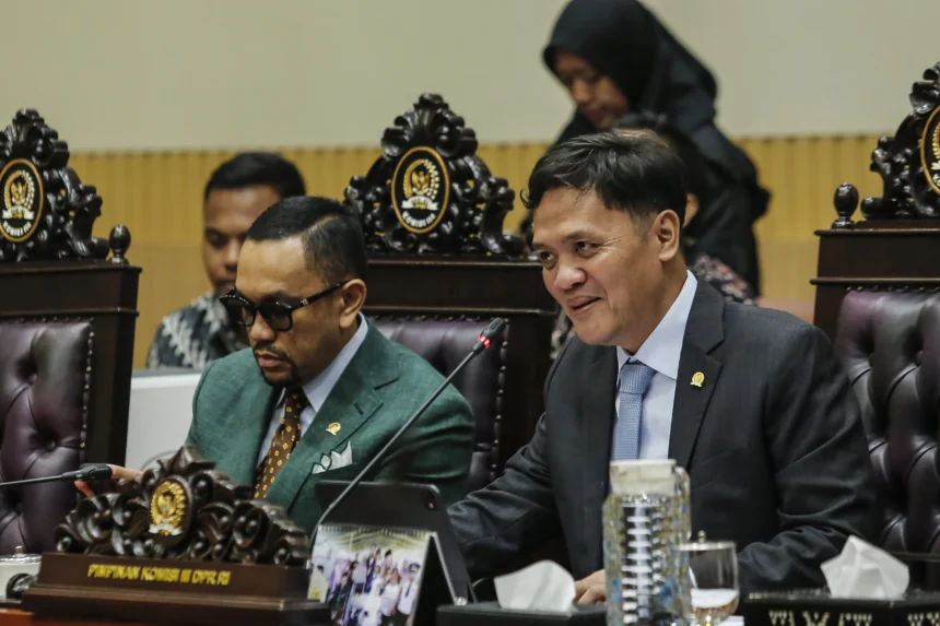 Ketua Komisi III DPR Habiburokhman (kanan) bersama Wakil Ketua Komisi III DPR Ahmad Sahroni (kiri) memimpin rapat kerja dengan pemerintah di Kompleks Parlemen, Senayan, Jakarta, Senin (25/5/2026).