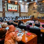 Suasana rapat kerja Komisi IX DPR bersama Menteri Ketenagakerjaan di Kompleks Parlemen, Senayan