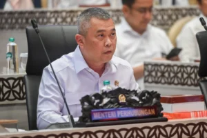 Menteri Perhubungan Dudy Purwagandhi bersiap mengikuti rapat kerja dengan Komisi V DPR di Kompleks Parlemen, Senayan, Jakarta, Kamis (21/5/2026). (ANTARA FOTO/Rivan Awal Lingga/wsj)