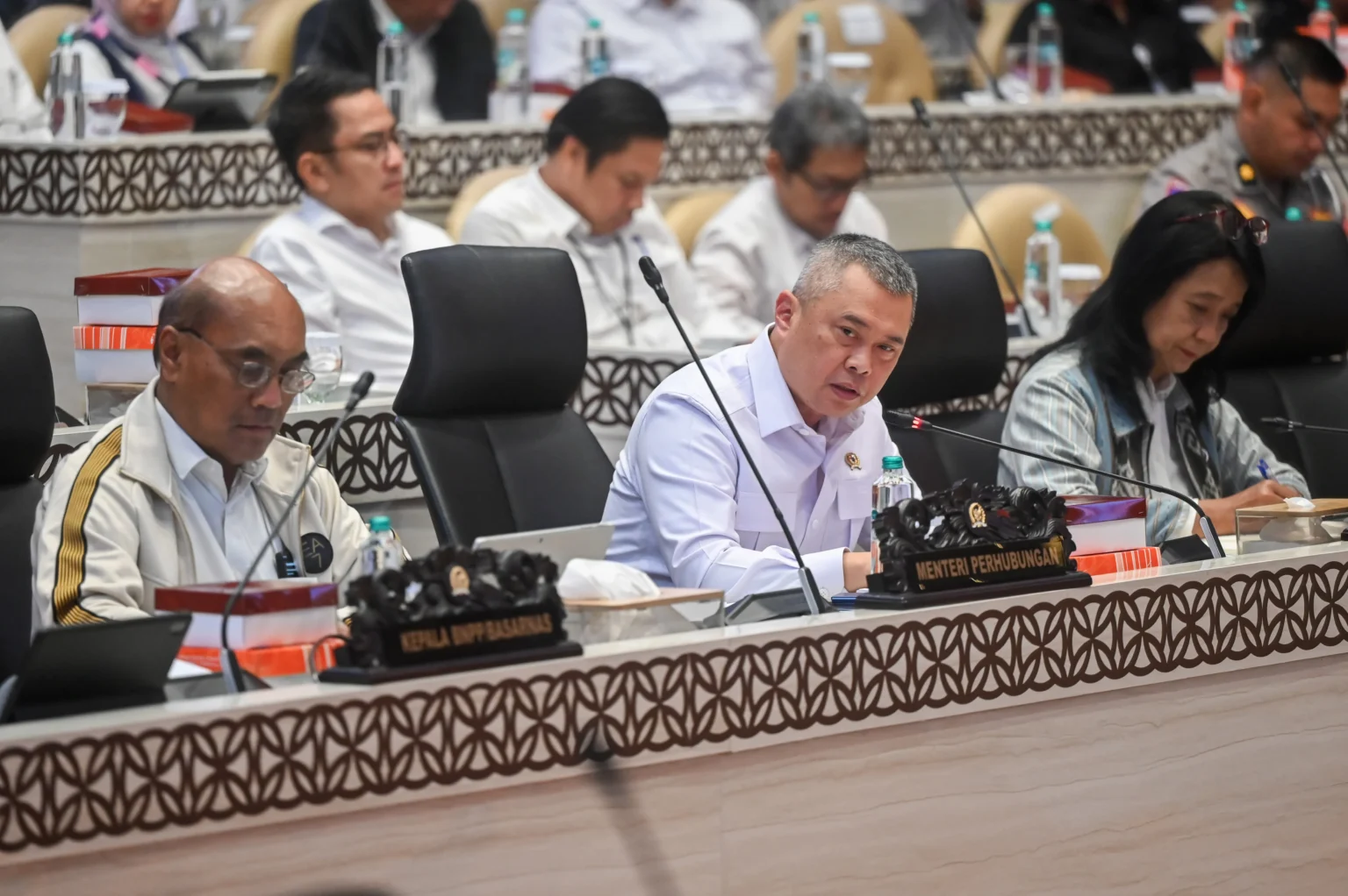Menteri Perhubungan Dudy Purwagandhi (tengah) bersama Ketua Komite Nasional Keselamatan Transportasi (KNKT) Soerjanto Tjahjono (kiri) dan Wakil Menteri Pekerjaan Umum Diana Kusumastuti (kanan) menyampaikan paparan saat mengikuti rapat kerja dengan Komisi V DPR di Kompleks Parlemen, Senayan, Jakarta, Kamis (21/5/2026)