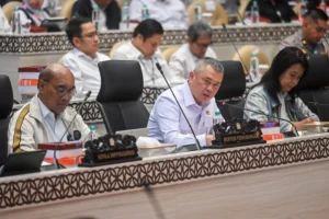 Menteri Perhubungan Dudy Purwagandhi (tengah) bersama Ketua Komite Nasional Keselamatan Transportasi (KNKT) Soerjanto Tjahjono (kiri) dan Wakil Menteri Pekerjaan Umum Diana Kusumastuti (kanan) menyampaikan paparan saat mengikuti rapat kerja dengan Komisi V DPR di Kompleks Parlemen, Senayan, Jakarta, Kamis (21/5/2026)