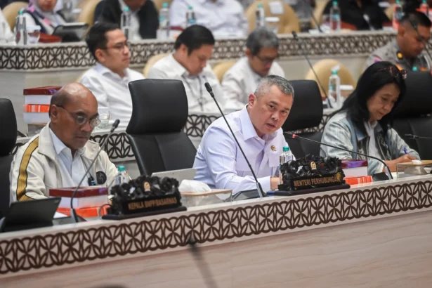 Menteri Perhubungan Dudy Purwagandhi (tengah) bersama Ketua Komite Nasional Keselamatan Transportasi (KNKT) Soerjanto Tjahjono (kiri) dan Wakil Menteri Pekerjaan Umum Diana Kusumastuti (kanan) menyampaikan paparan saat mengikuti rapat kerja dengan Komisi V DPR di Kompleks Parlemen, Senayan, Jakarta, Kamis (21/5/2026)