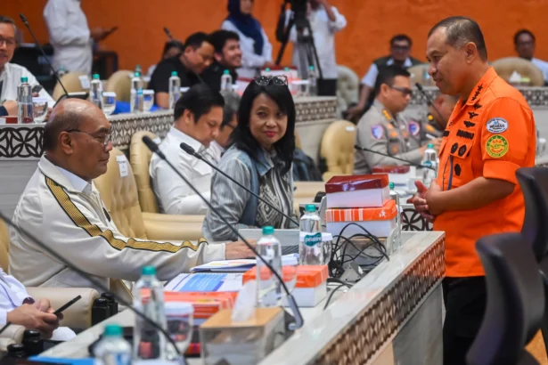 Kepala Basarnas Marsekal Madya TNI Mohammad Syafii (kanan) berbincang dengan Ketua Komite Nasional Keselamatan Transportasi (KNKT) Soerjanto Tjahjono (kiri) dan Wakil Menteri Pekerjaan Umum Diana Kusumastuti (tengah) sebelum mengikuti rapat kerja dengan Komisi V DPR di Kompleks Parlemen, Senayan, Jakarta, Kamis (21/5/2026).