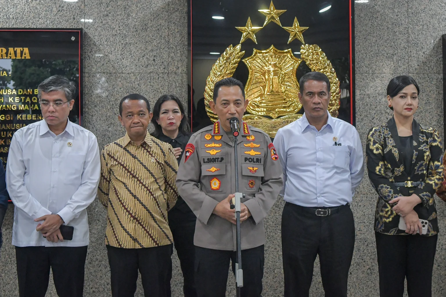 Kapolri Jenderal Pol Listyo Sigit Prabowo (ketiga kanan), Menteri ESDM Bahlil Lahadalia (kedua kiri), Menteri Ketenagakerjaan Yassierli (kiri), Menteri Pertanian Andi Amran Sulaiman (kedua kanan) dan Ketua Dewan Komisioner OJK Friderica Widyasari Dewi (kanan) memberikan keterangan pers usai rapat koordinasi lintas sektoral di Mabes Polri, Jakarta, Selasa (28/4/2026). Rapat koordinasi tersebut membahas langkah mitigasi menghadapi dampak eskalasi global yang berpotensi memengaruhi situasi di dalam negeri.