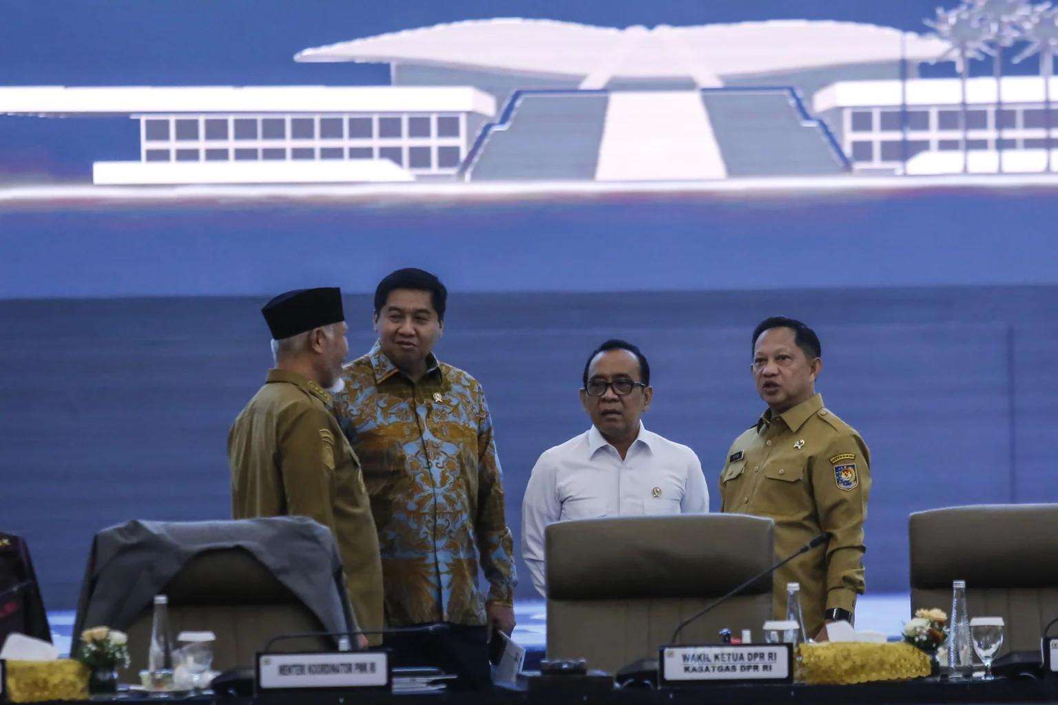 Menteri Koordinator Bidang Pembangunan Manusia dan Kebudayaan Pratikno (kedua kanan), Menteri Dalam Negeri sekaligus Ketua Satgas Tito Karnavian (kanan), Menteri Perumahan dan Kawasan Pemukiman Mauarar Sirait (kedua kiri) dan Gubernur Sumatera Barat Mahyeldi (kiri) berbincang sebelum mengikuti rapat koordinasi DPR dengan Pemerintah Satuan Tugas Pemulihan Pascabencana di Kompleks Parlemen, Senayan, Jakarta, Senin (25/5/2026).