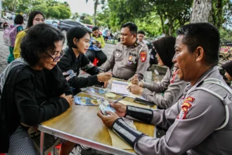 Polisi membuat surat teguran pelanggaran lalu lintas kepada pengendara saat operasi penertiban pajak kendaraan bermotor di Jalan Yos Sudarso, Palangka Raya, Kalimantan Tengah, Jumat (10/4/2026). Operasi gabungan yang melibatkan Badan Pendapatan Daerah (Bapenda) Palangka Raya, Ditlantas Polda Kalteng, dan Jasa Raharja tersebut sebagai upaya optimalisasi pendapatan asli daerah sekaligus meningkatkan kedisiplinan masyarakat dalam berlalu lintas.