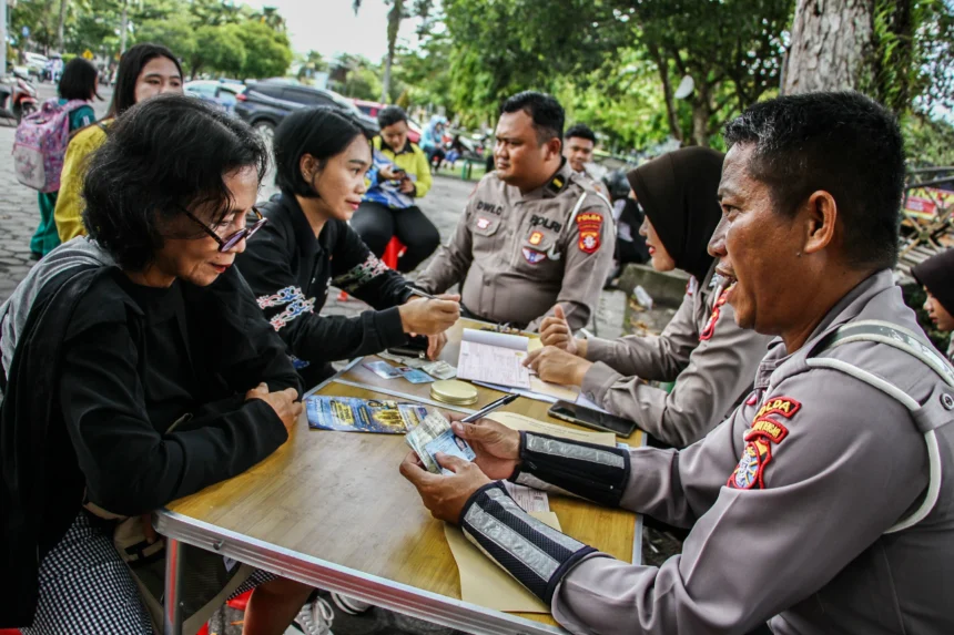 Polisi membuat surat teguran pelanggaran lalu lintas kepada pengendara saat operasi penertiban pajak kendaraan bermotor di Jalan Yos Sudarso, Palangka Raya, Kalimantan Tengah, Jumat (10/4/2026). Operasi gabungan yang melibatkan Badan Pendapatan Daerah (Bapenda) Palangka Raya, Ditlantas Polda Kalteng, dan Jasa Raharja tersebut sebagai upaya optimalisasi pendapatan asli daerah sekaligus meningkatkan kedisiplinan masyarakat dalam berlalu lintas.