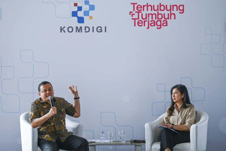 Dirjen Ekosistem Digital Komdigi Edwin Hidayat Abdullah (kiri) bersama Dirjen Komunikasi Publik dan Media Komdigi Fifi Aleyda Yahya (kanan) memberikan keterangan pers terkait pemberlakuan registrasi kartu SIM dengan pengenalan biometrik di Garuda Spark Innovation Hub, Jakarta, Jumat (29/5/2026).