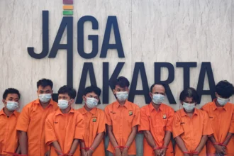Sejumlah tersangka kasus kejahatan jalanan berupa pencurian dengan pemberatan (curat), pencurian kendaraan bermotor (curanmor), dan pencurian dengan kekerasan (curas) dihadirkan saat rilis di Polda Metro Jaya, Jakarta, Jumat (22/5/2026).