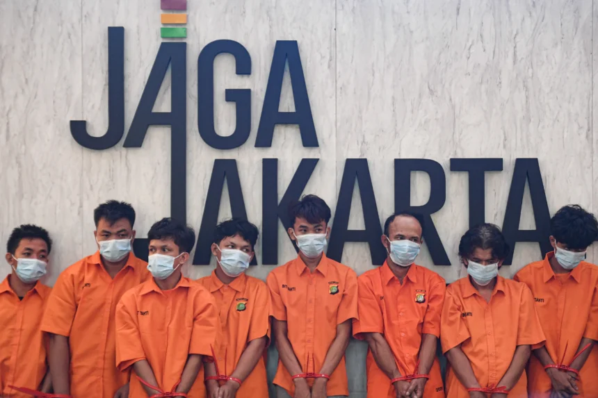 Sejumlah tersangka kasus kejahatan jalanan berupa pencurian dengan pemberatan (curat), pencurian kendaraan bermotor (curanmor), dan pencurian dengan kekerasan (curas) dihadirkan saat rilis di Polda Metro Jaya, Jakarta, Jumat (22/5/2026).